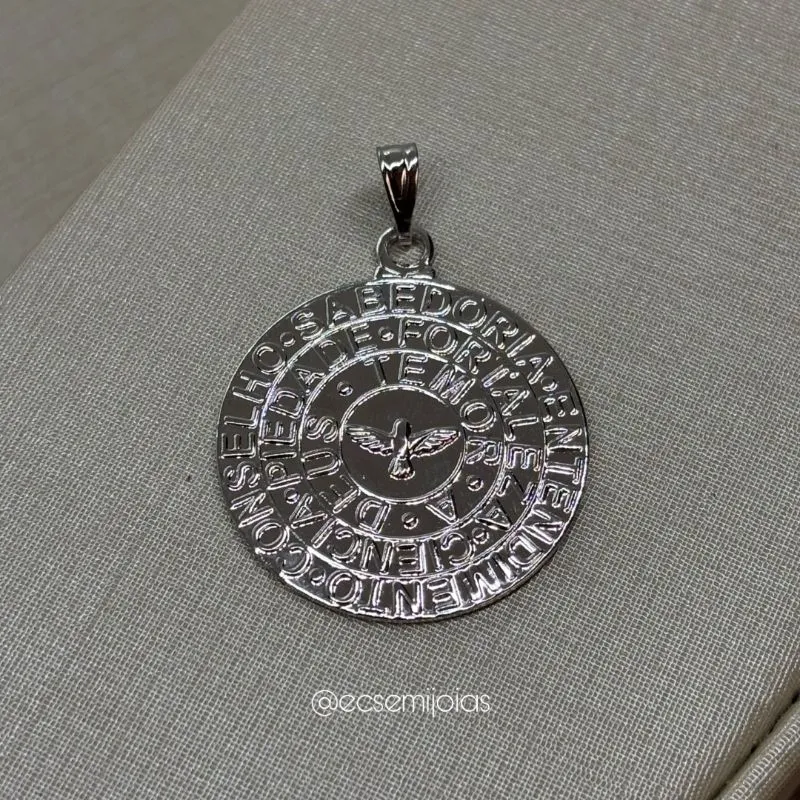 Pingente medalha redonda com pomba no centro e dizeres gravados (sabedoria, conselho...) - 2,5cm - banhado a ródio branco