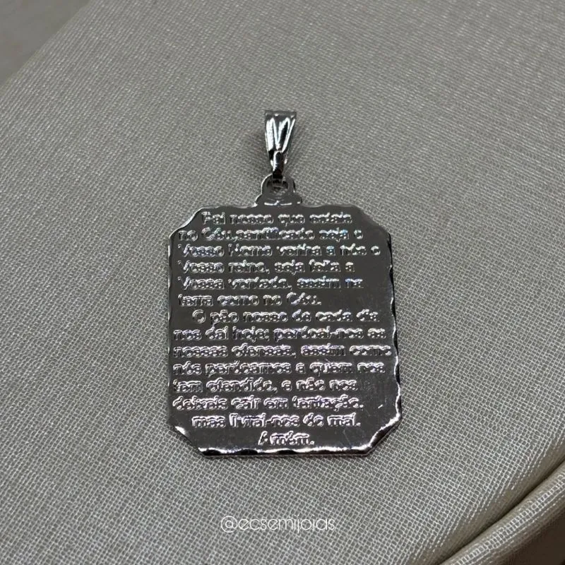 Pingente placa com Pai Nosso escrito - 1,9x2,3cm - banhado a ródio branco