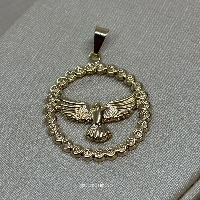 Pingente redondo vazado com pomba no centro - 2,5cm - banhado a ouro 18k