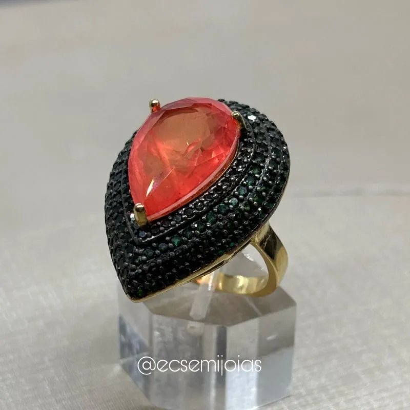 Anel com pedra gota fusion no centro cravejado em volta - banhado a ouro 18k