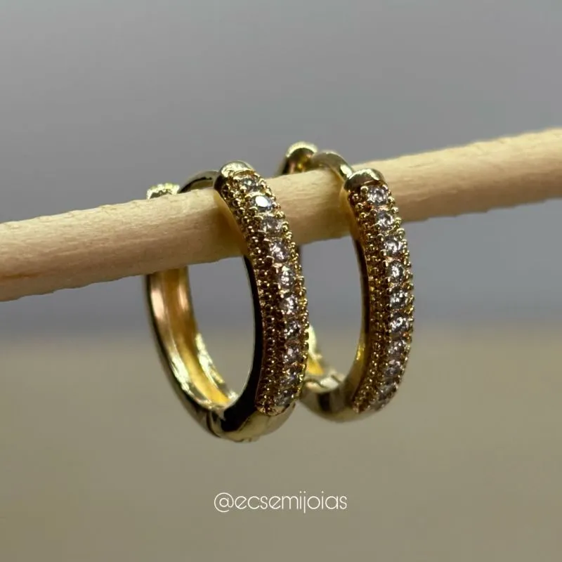Argola com 1 fileira cravejada com garras aparentes (G) - 17mm - banhado a ouro 18k