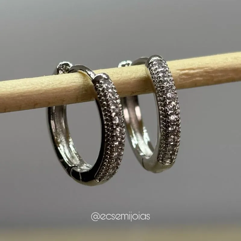 Argola com 1 fileira cravejada com garras aparentes (G) - 17mm - banhado a ródio branco