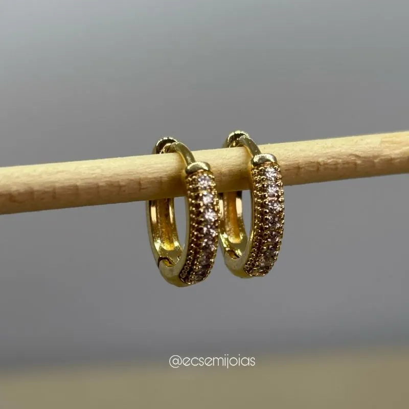 Argola com 1 fileira cravejada com garras aparentes (M) - 14mm - banhado a ouro 18k