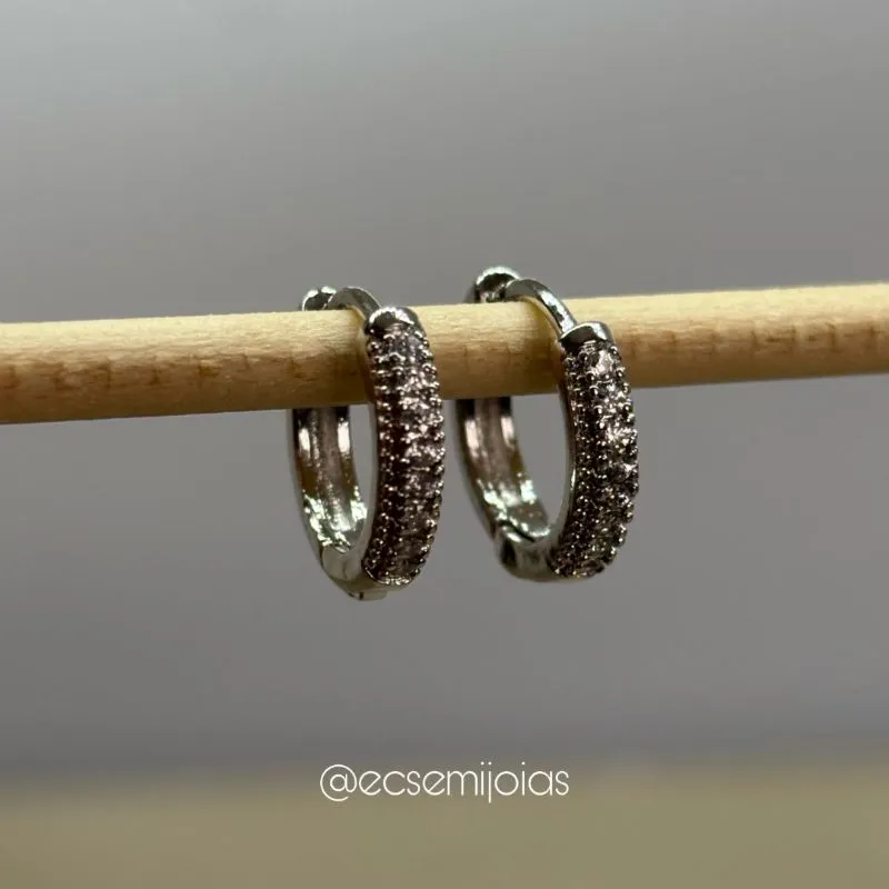 Argola com 1 fileira cravejada com garras aparentes (M) - 14mm - banhado a ródio branco