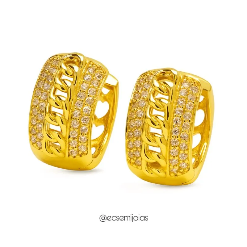 Argola com elos vazados no centro cravejado nas laterais - 1x1,7cm - banhado a ouro 18k