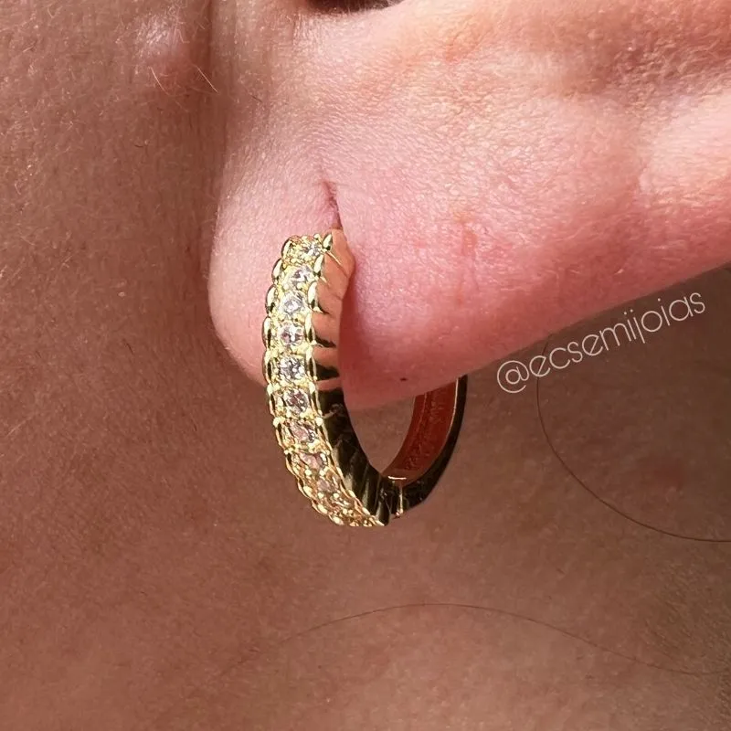 Argola com 1 fileira cravejada com bordas e laterais trabalhadas (G) - 15mm - banhado a ouro 18k