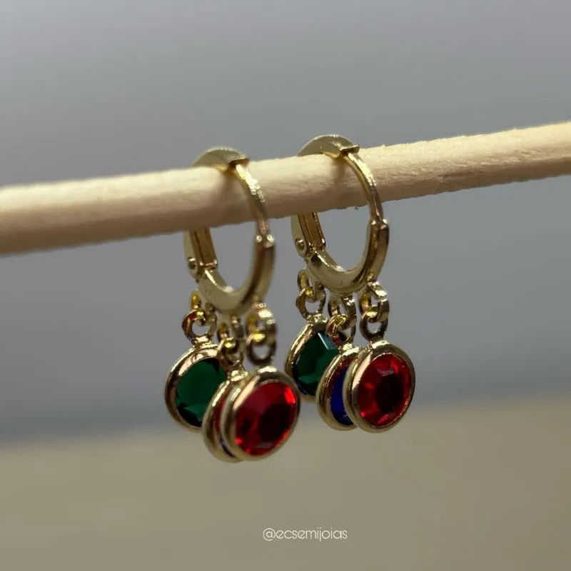 Argola tranqueta com 3 pedras cristais 6mm penduradas - banhado a ouro 18k