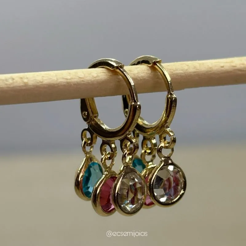 Argola tranqueta com 3 pedras cristais 6mm penduradas - banhado a ouro 18k