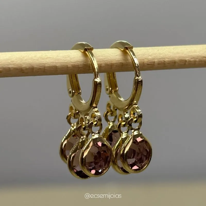 Argola tranqueta com 3 pedras cristais 6mm penduradas - banhado a ouro 18k