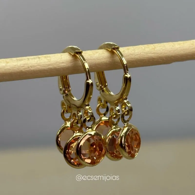 Argola tranqueta com 3 pedras cristais 6mm penduradas - banhado a ouro 18k