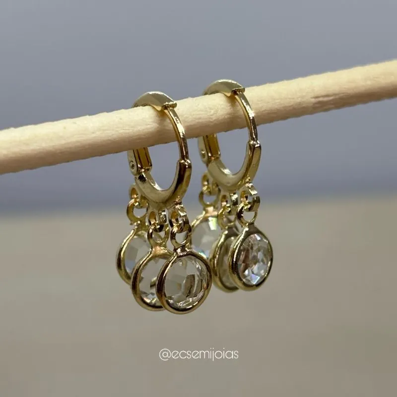 Argola tranqueta com 3 pedras cristais 6mm penduradas - banhado a ouro 18k