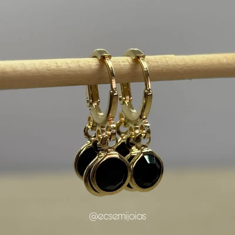 Argola tranqueta com 3 pedras cristais 6mm penduradas - banhado a ouro 18k