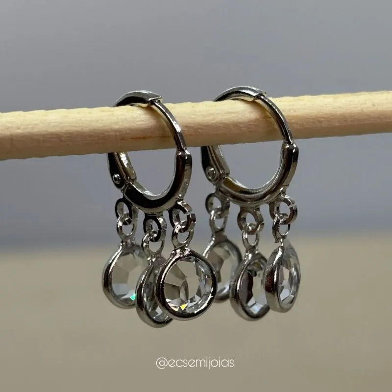Argola tranqueta com 3 pedras cristais 6mm penduradas - banhado a ródio branco