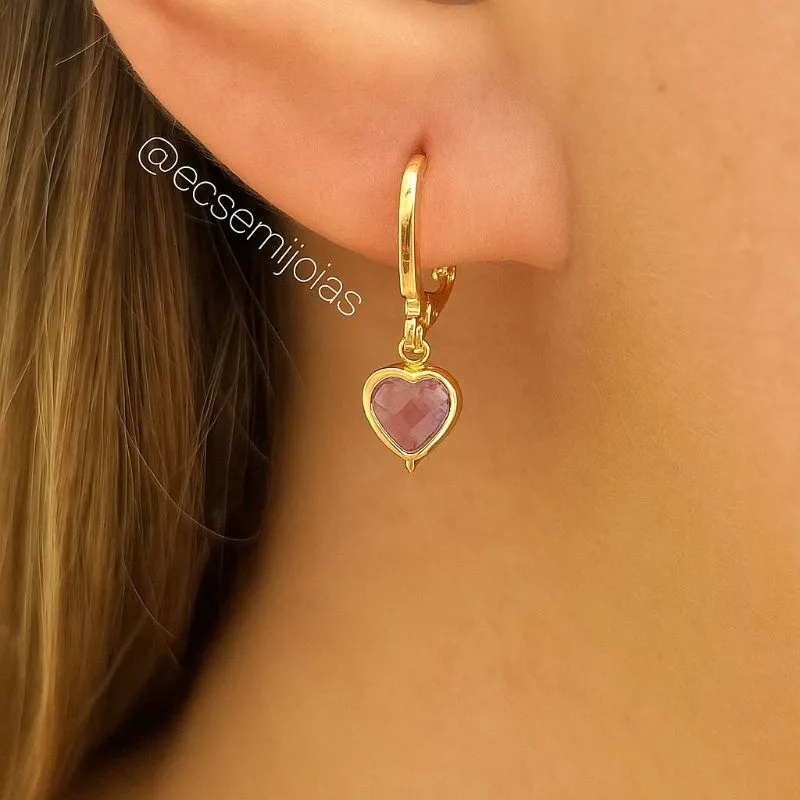Argola tranqueta com pingente cristal coração pendurado - 7mm - banhado a ouro 18k