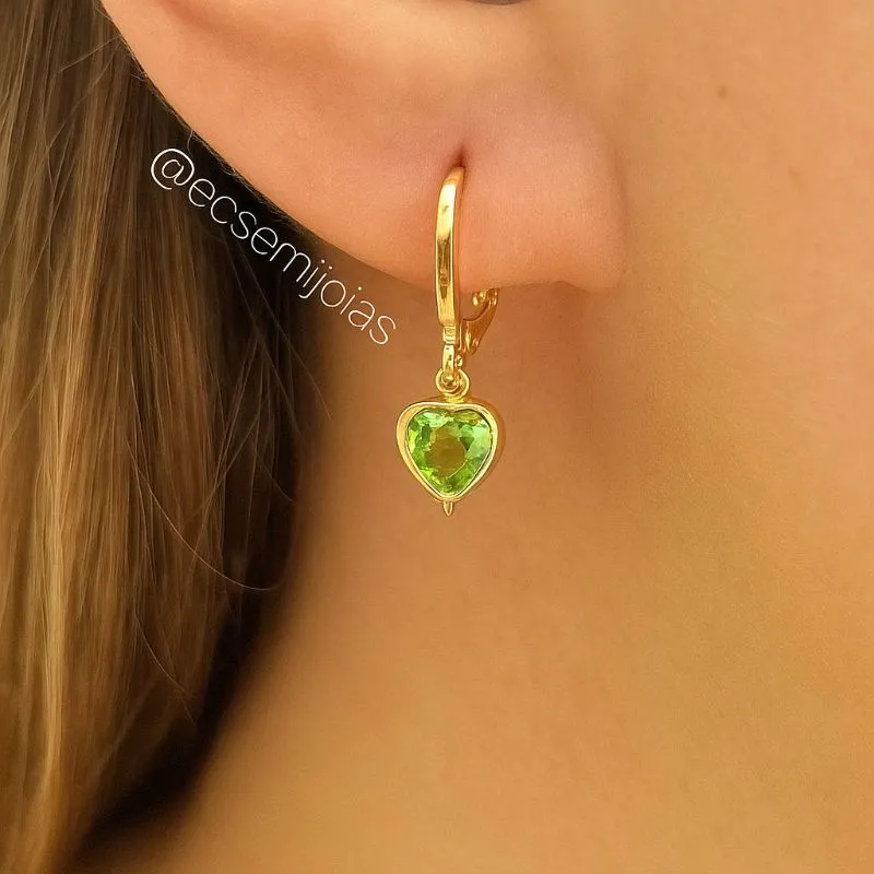 Argola tranqueta com pingente cristal coração pendurado - 7mm - banhado a ouro 18k