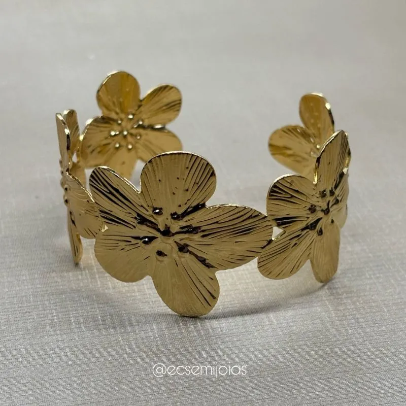 Bracelete de flores rosas grandes trabalhadas - aço dourado inoxidável