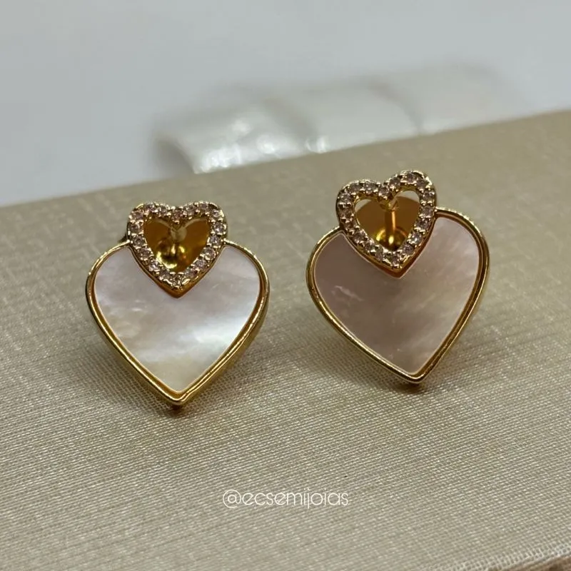 Brinco com coração cravejado vazado e coração de madrepérola - banhado a ouro 18k