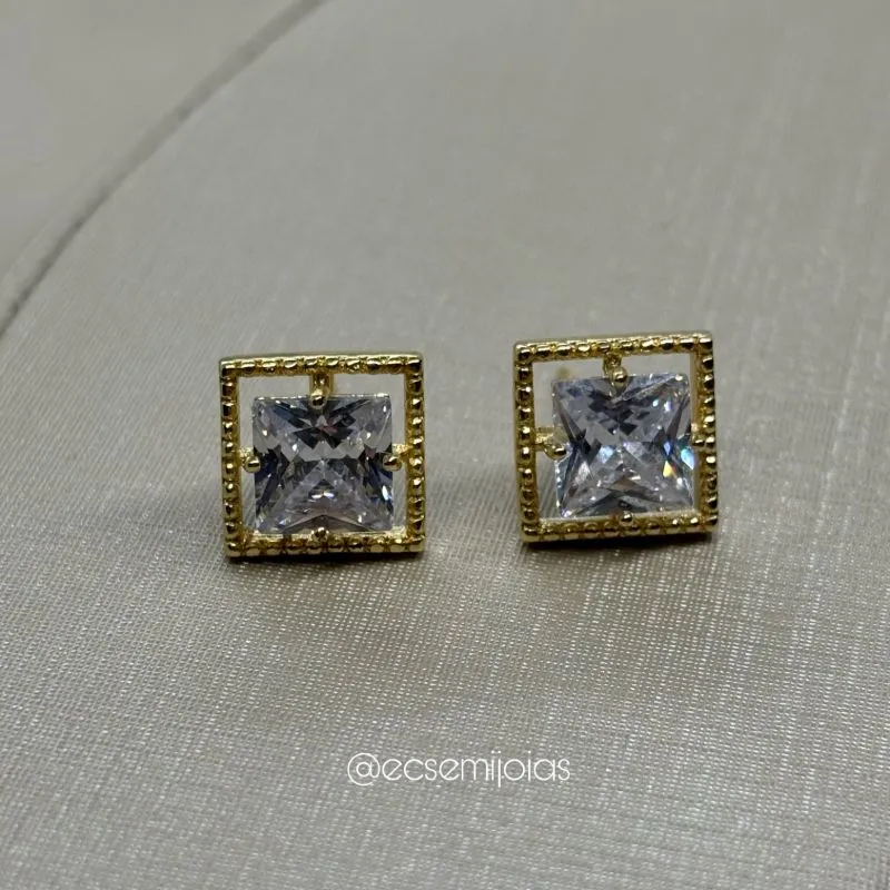 Brinco com pedra quadrada no centro com borda cravejada - 7mm - banhado a ouro 18k