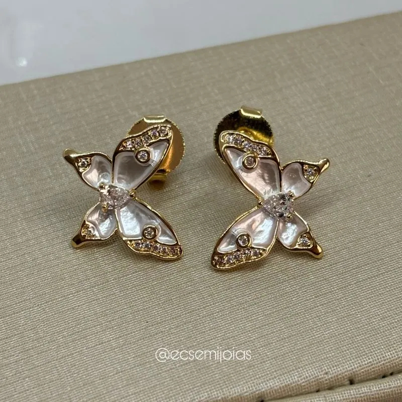Brinco de borboleta com asas esmaltadas e bordascravejadas - banhado a ouro 18k