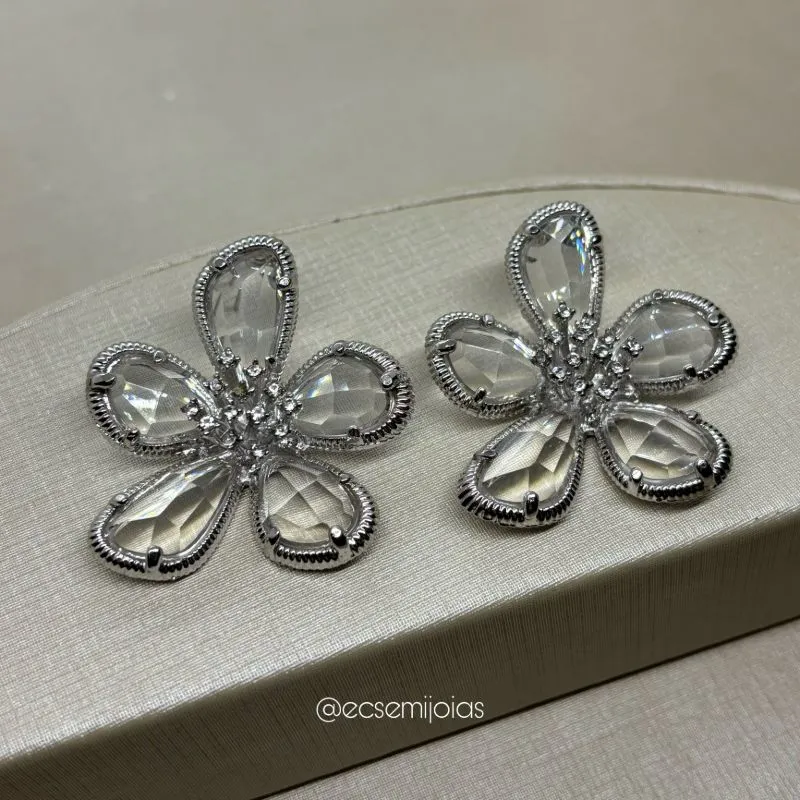 Brinco de flor grande com cristais grandes e zircônias no centro - banhado a ródio branco