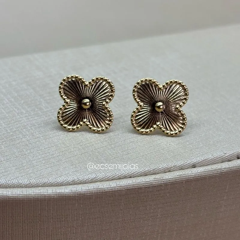 Brinco de trevo trabalhado - banhado a ouro 18k