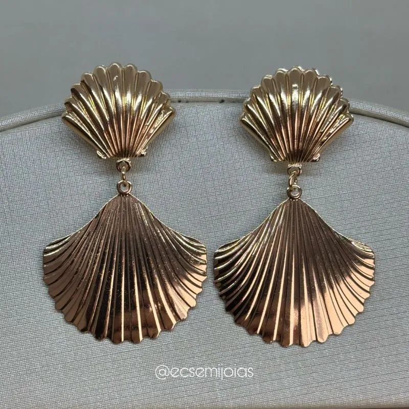 Brinco maxxi concha lisa - banhado a ouro 18k