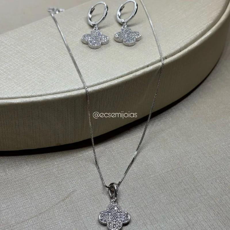 Conjunto de brinco e colar de trevo cravejado - banhado a ródio branco