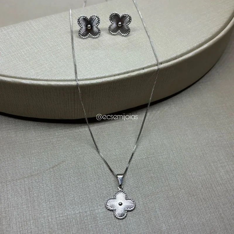 Conjunto de brinco e colar de trevo trabalhado - banhado a ródio branco