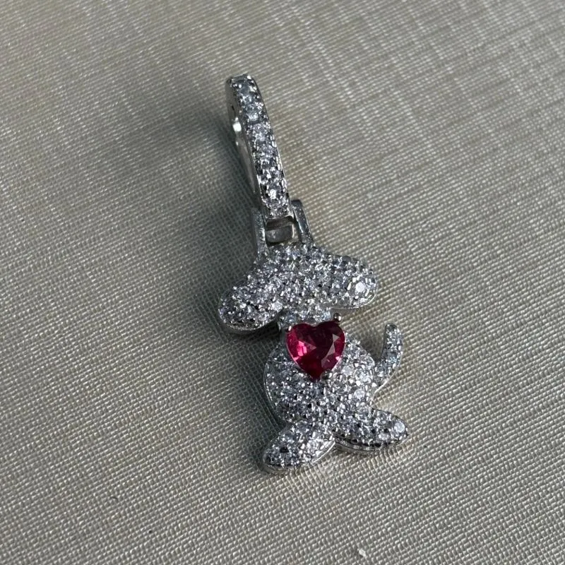 Pingente de cachorro cravejado com zircônia de coração no centro - banhado a ródio branco