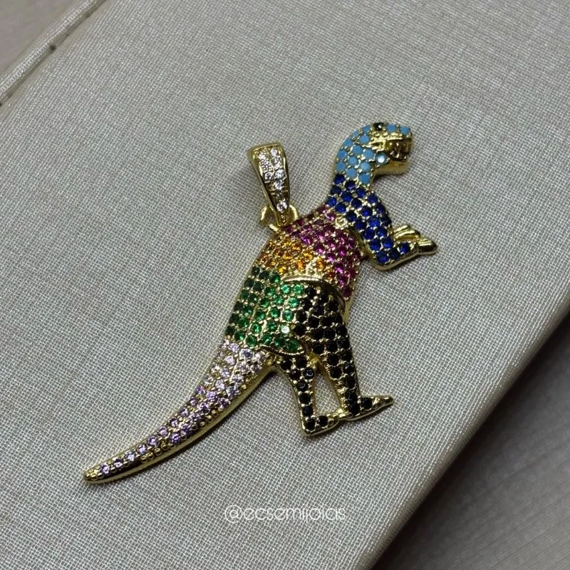 Pingente de dinossauro cravejado - banhado a ouro 18k