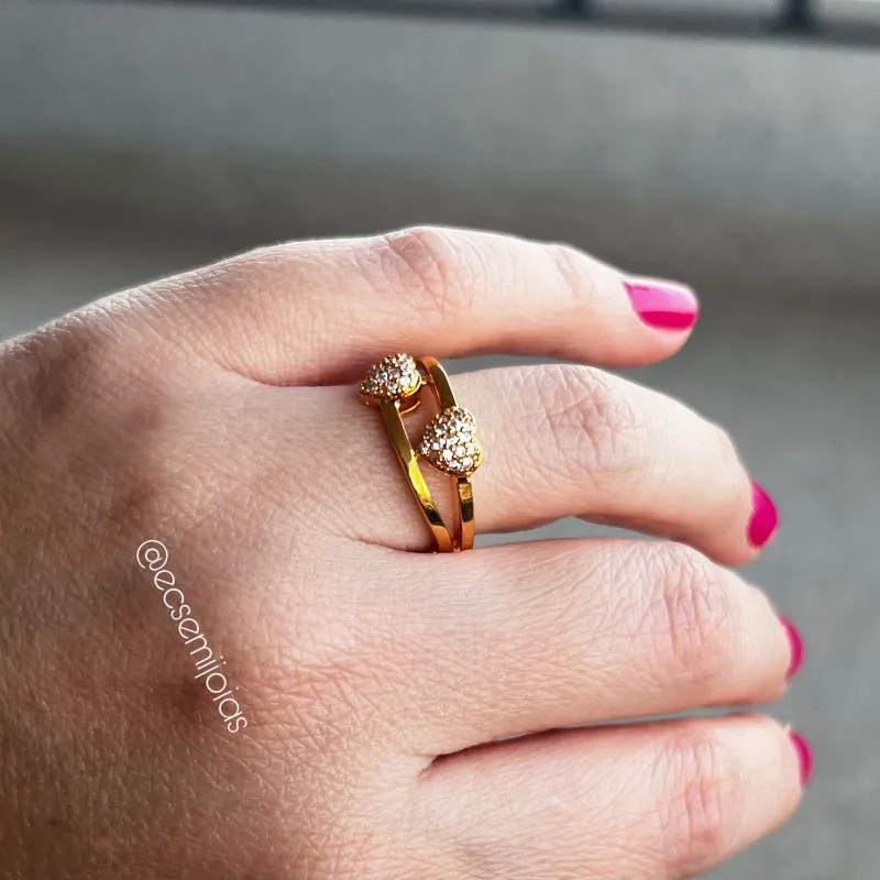Anel 2 corações cravejados com aro vazado - banhado a ouro 18k