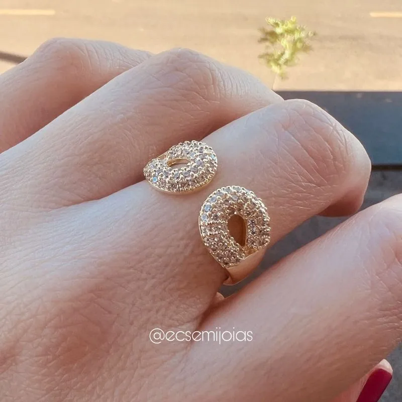 Anel com 2 pontas ovais vazadas cravejadas - banhado a ouro 18k