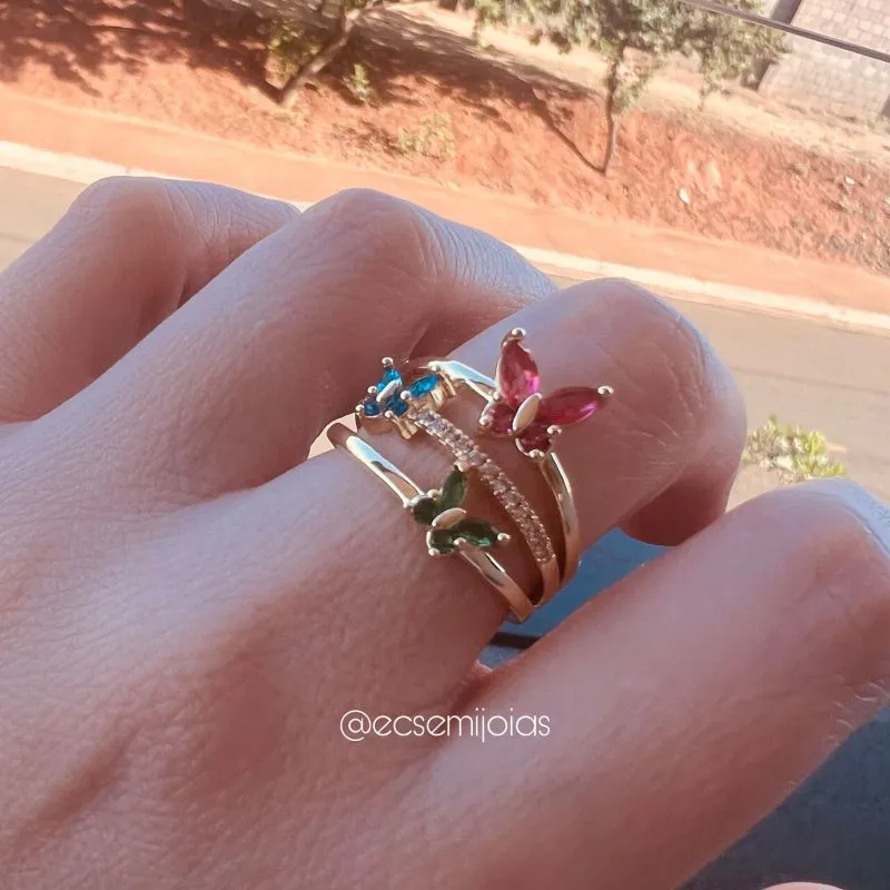 Anel com 3 borboletas e 3 aros (2 lisos e 1 cravejado) - banhado a ouro 18k
