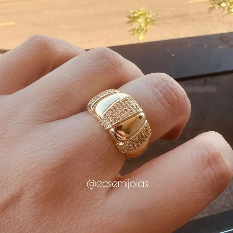 Anel com 3 fileiras cravejadas intercaladas com aro liso - banhado a ouro 18k