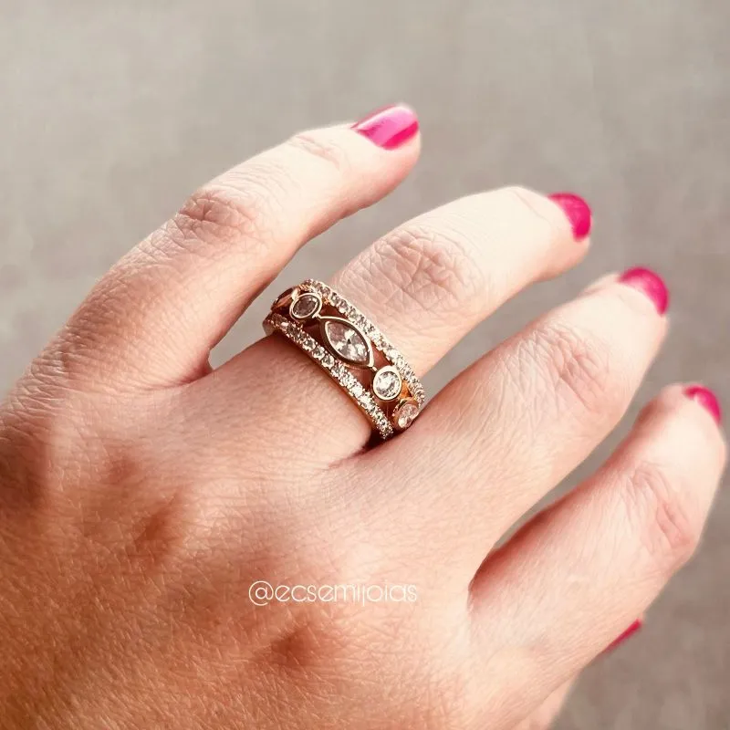 Anel com fileira de zircônias navetes e redondas no centro cravejado nas bordas  - banhado a ouro 18k