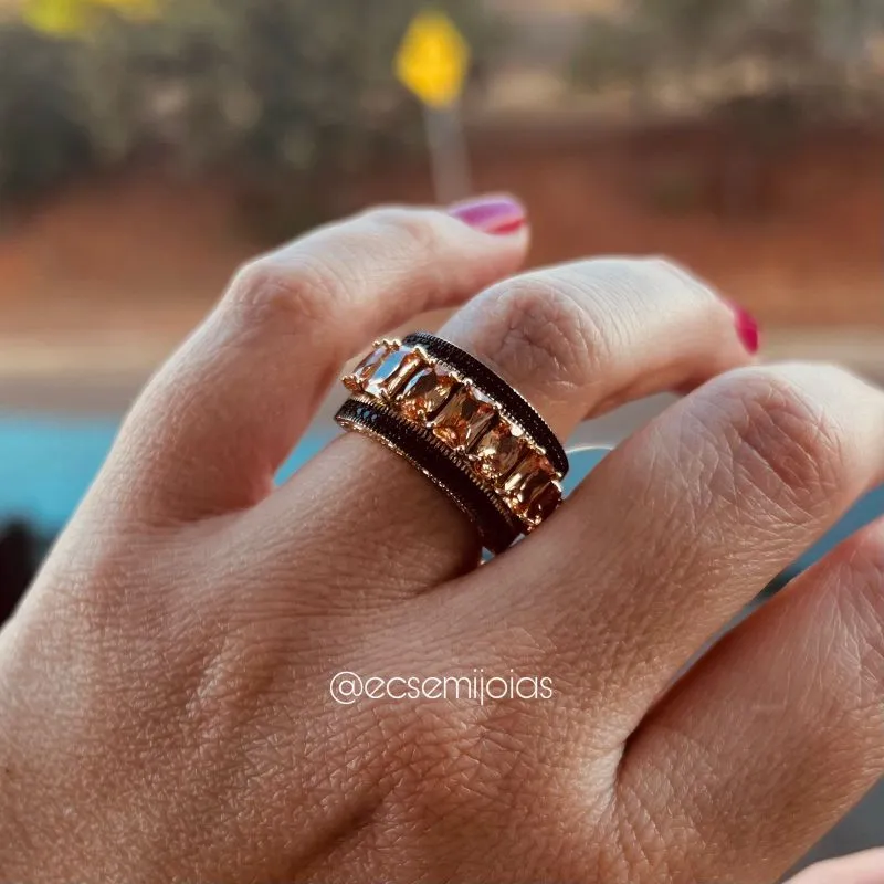 Anel com fileira de zircônias retangulares maiores no centro cravejado nas bordas - banhado a ouro 18k