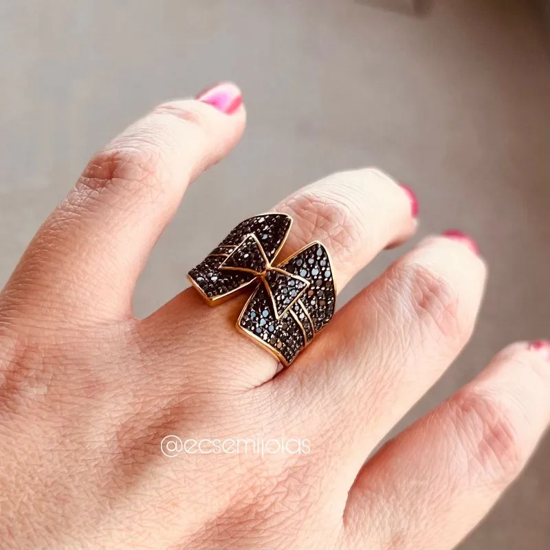 Anel com laço cravejado e aro cravejado - banhado a ouro 18k