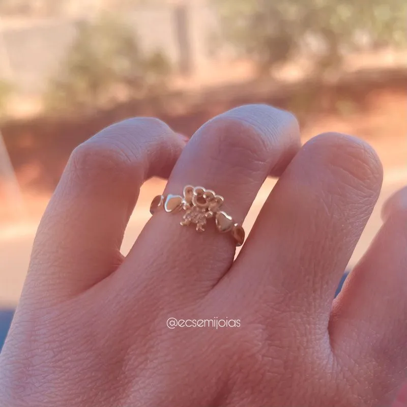 Anel com menina cravejada e coração liso de cada lado - banhado a ouro 18k