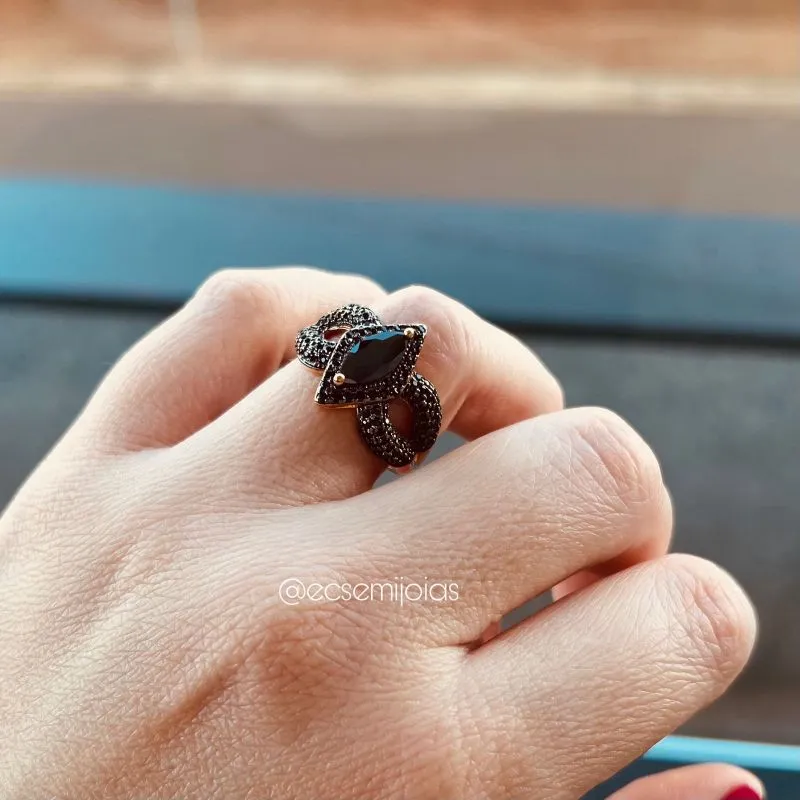 Anel com navete grande no centro, cravejado em volta e aro vazado cravejado - banhado a ouro 18k