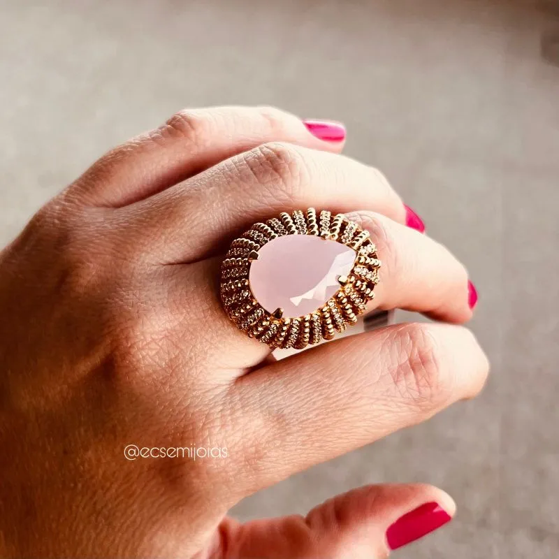 Anel com pedra gota grande no centro e laterais com aros cravejados e bombardeados vazados  - banhado a ouro 18k