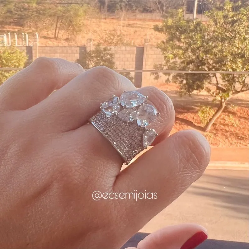 Anel com zircônias gotas grandes e aro cravejado - banhado a ródio branco