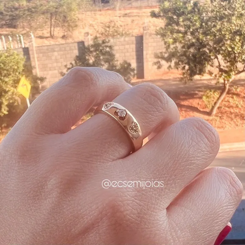 Anel de aro liso com 3 corações cravejados no aro - banhado a ouro 18k