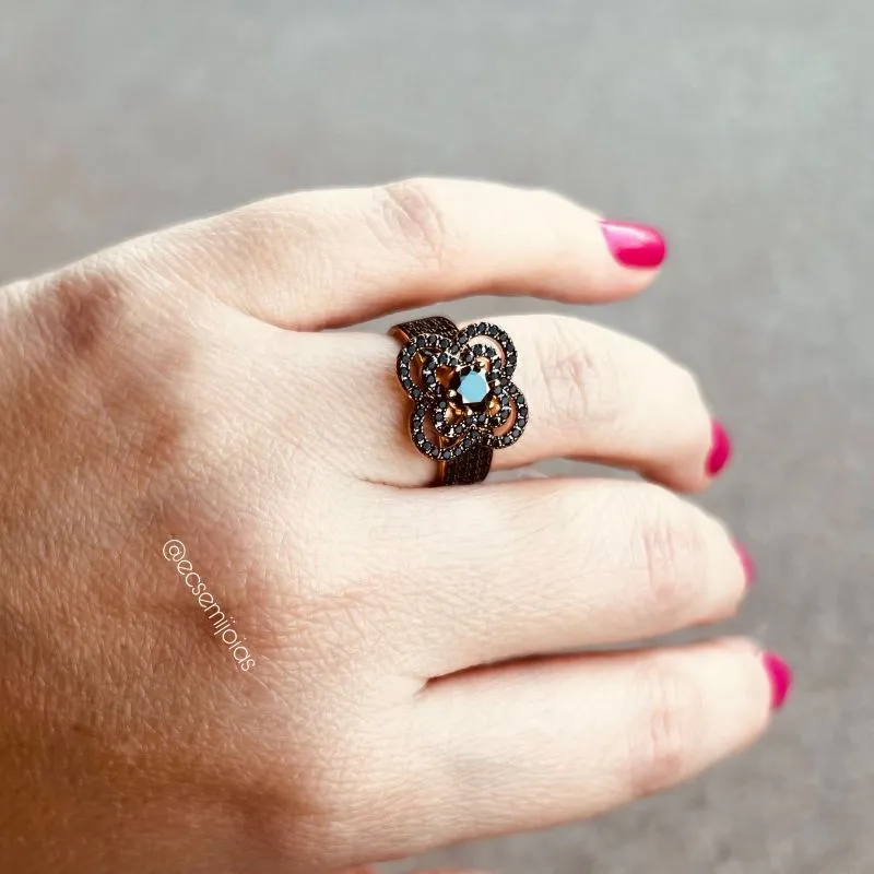 Anel de flor com zircônia maior no centro e bordas vazadas cravejadas - banhado a ouro 18k