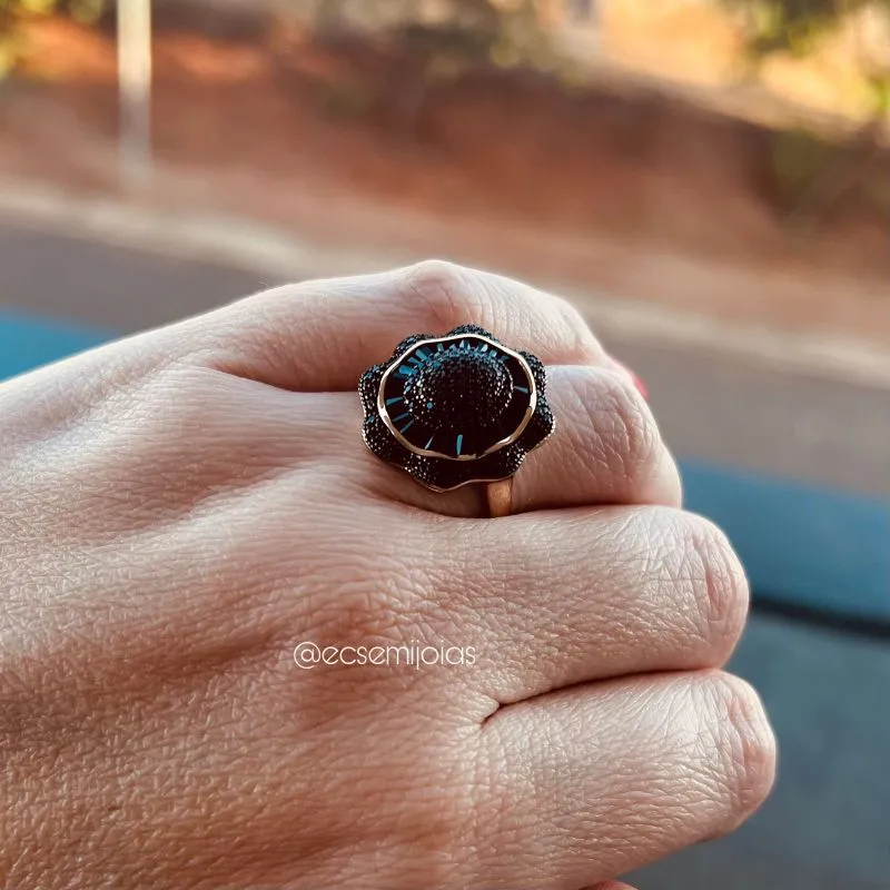 Anel de flor oval cravejado no centro, com baguetes em volta e bordas cravejadas - banhado a ouro 18k