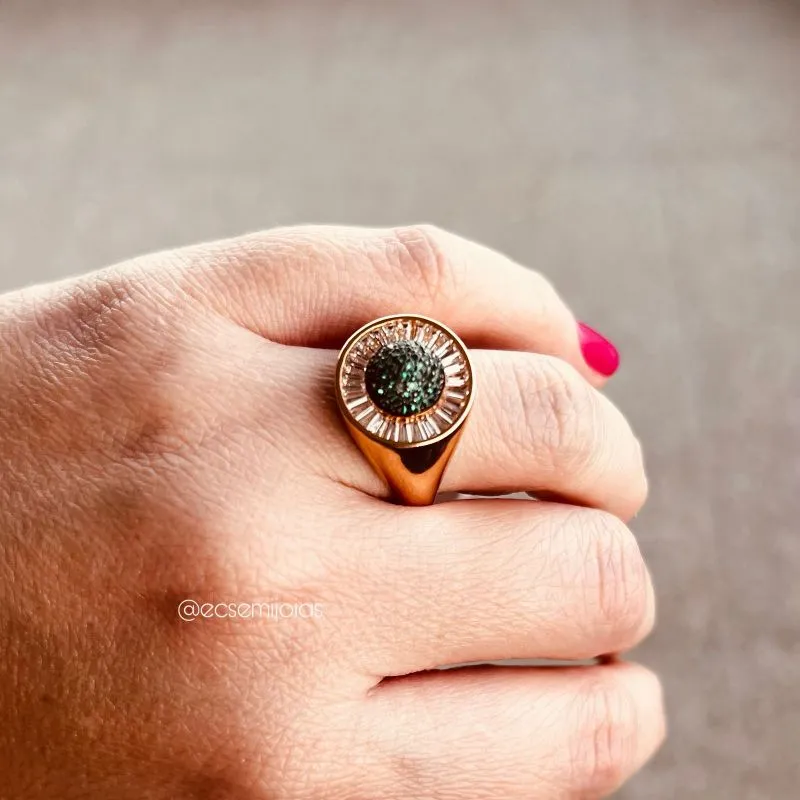 Anel de pizza com centro cravejado e baguetes em volta - banhado a ouro 18k