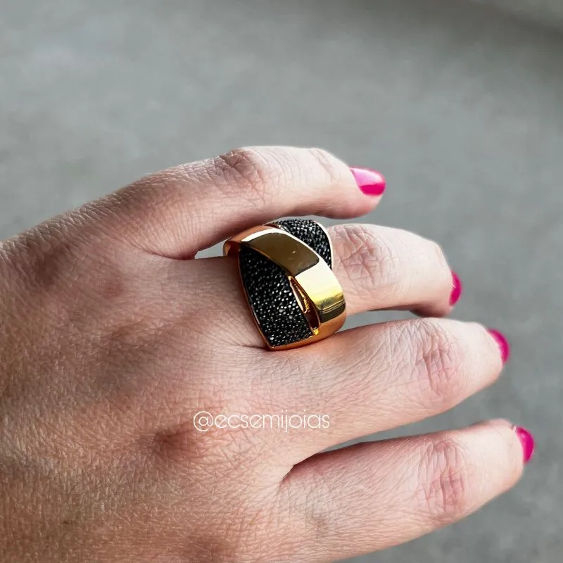 Anel entrelaçado cravejado com aro liso no meio - banhado a ouro 18k