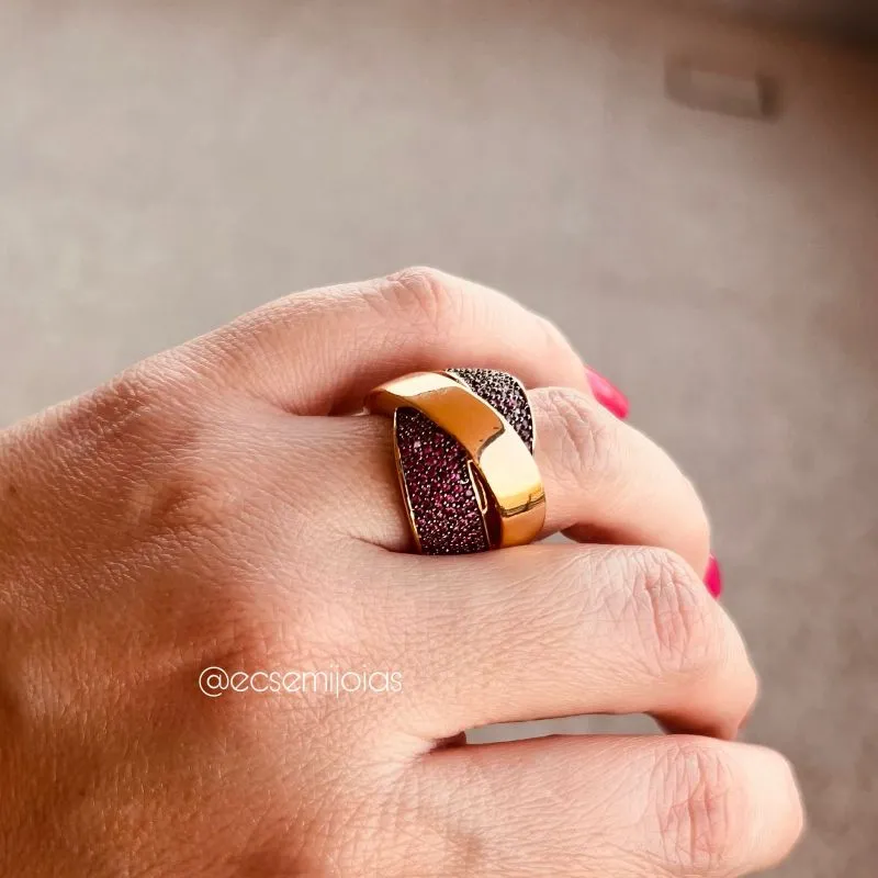 Anel entrelaçado cravejado com aro liso no meio - banhado a ouro 18k