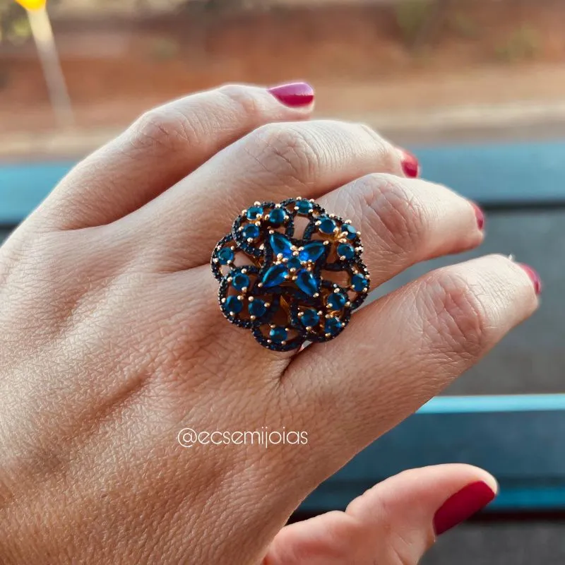 Anel flor vazada com zircônias gotas centro, redondas e cravejado em volta  - banhado a ouro 18k