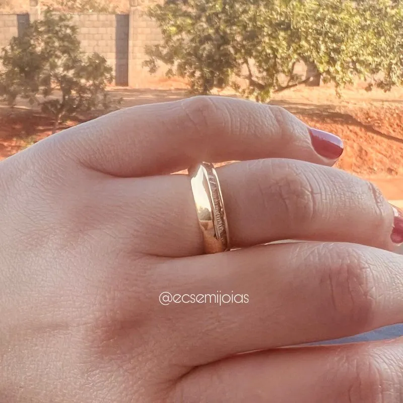 Anel liso e metade com 1 fileira de zircônias baguetes - banhado a ouro 18k