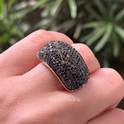 Anel ondulado cravejado com zircônias - diâmetro do cravejado 25mm x 14mm - banhado a ouro 18k